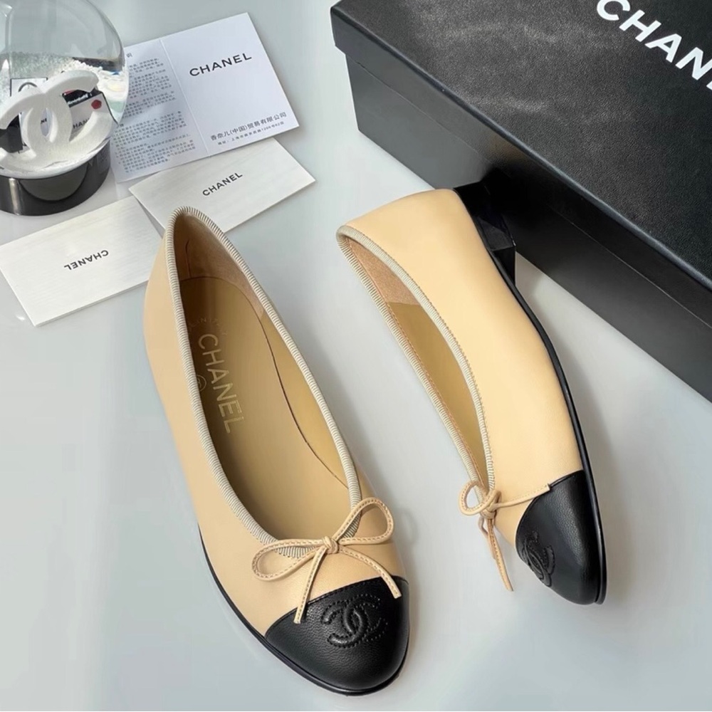 CHANEL Two-Tone Beige and Black Cap-Toe Ballet Flats - Picture 3 of 8